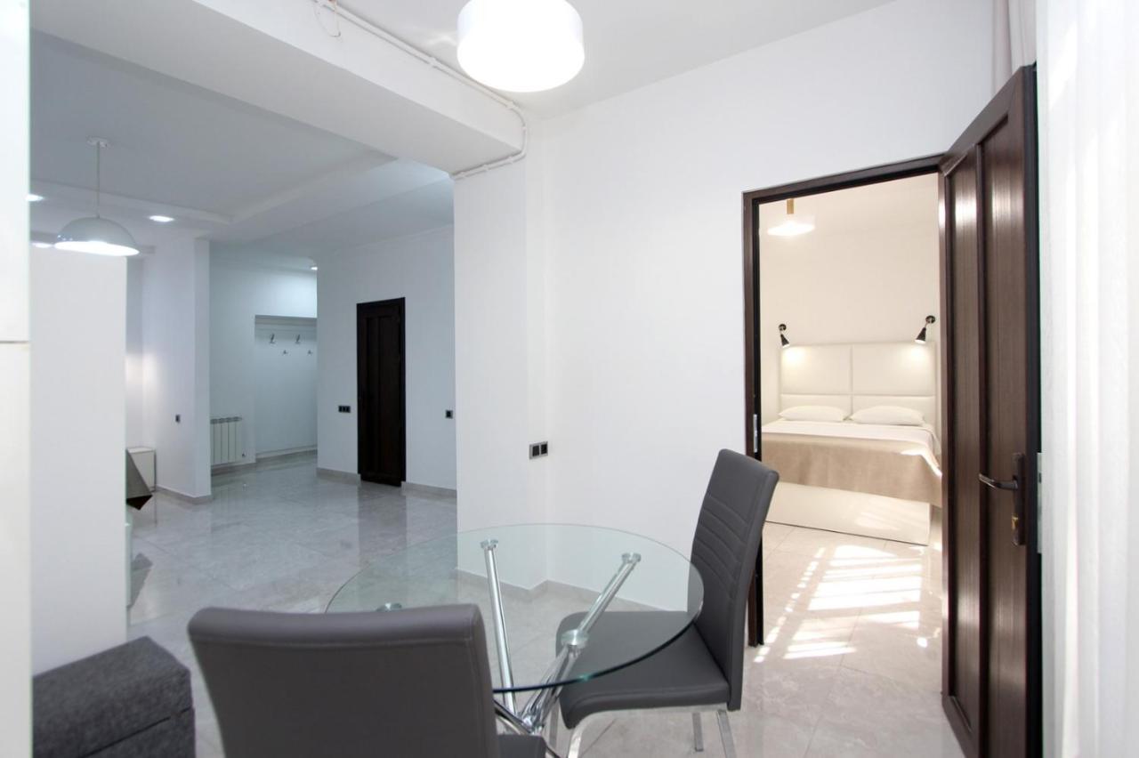 Appartment Lux, 2 Bedroom 예레반 외부 사진